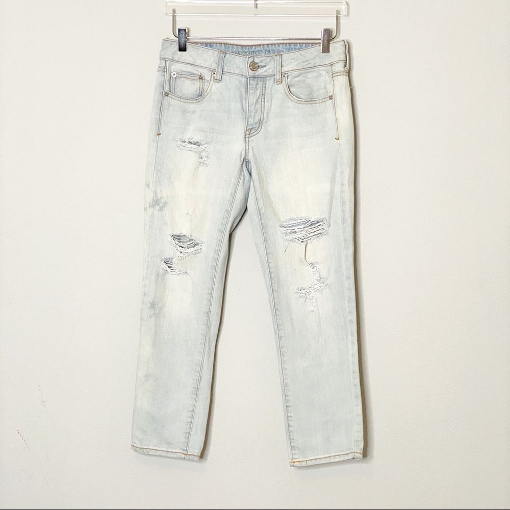 American Eagle Boy Crop Light Wash Distressed Jeans in Sz 2